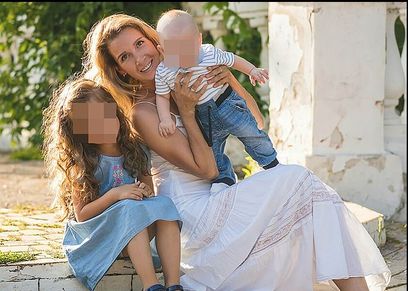 بسبب طلبها الطلاق منه.. زوج يخنق زوجته ويضع جثتها في حقيبة