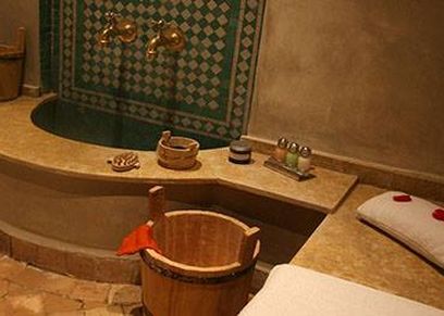 كاميرات سرية تصوّر النساء عاريات داخل حمام شعبي بالمغرب