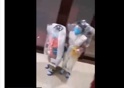 أم م تضع أولادها بالأكياس البلاستيكية