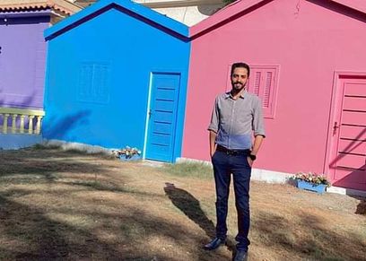 سعيد عادل أمام منزله