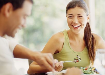 دار الافتاء توضح حكم الحديث اثناء تناول الطعام