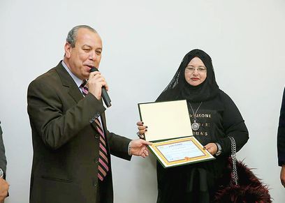 محافظ كفرالشيخ يكرم العمدة نرمين زرد عمدة قرية الحلافي