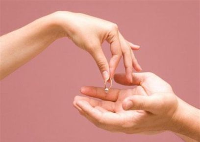 إجبار أم الزوج نجلها لطلاق زوجته
