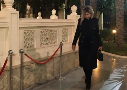 بشعر رمادي..بوسي شلبي تقدم عزاء زوجة عبدالرحمن أبو زهرة
