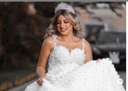 الفنانة منى فاروق