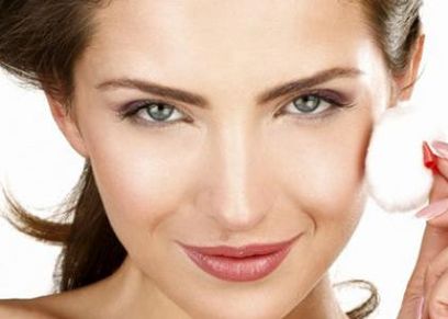 5 أخطاء شائعة تقعين فيها يومياً عند غسيل وجهك.. استشاري جلدية يوضح