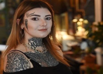 لتحقيق حلمها تحفر وشما على وجهها لتثبت قدرتها على الإختلاف