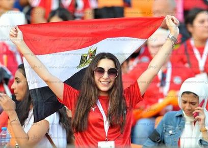 صور.. حضور نسائي في المدرجات لتشجيع منتخب مصر أمام جنوب أفريقيا