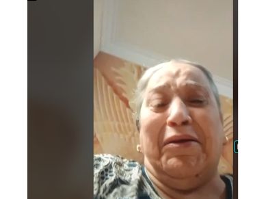 سيدة تستغيث من بناتها