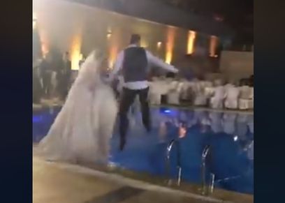 عروسان يخروجان عن المألوف ويحتفلان بزفافهما داخل