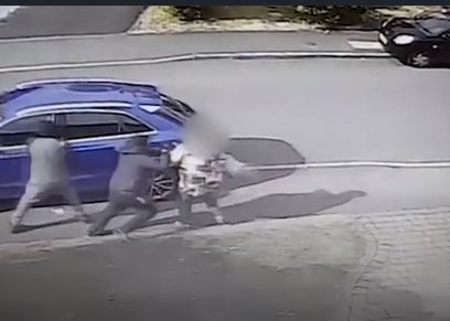 بشجاعة نادرة.. جدة بريطانية تهزم لصين حاولا سرقة سيارتها