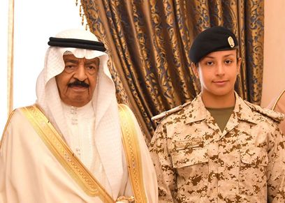 رئيس الوزراء الأمير خليفة بن سلمان آل خليفة وحفيدته الشيخة عائشة
