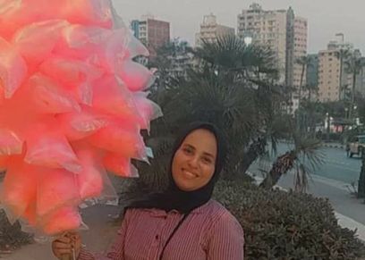 آية تبيع غزل بنات في شوارع اسكندرية