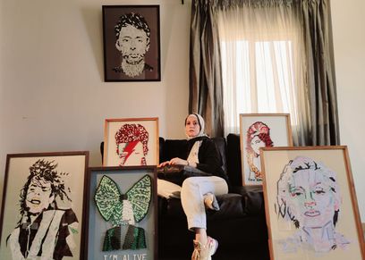 بأدوية والدتها المتوفية أمل ترسم لوحاتها