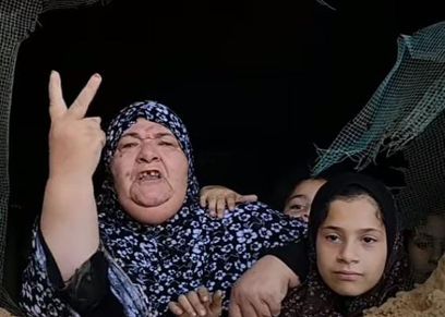 مسنة تتشبت بمنزلها رغم الاحتلال