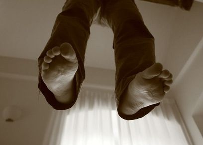 انتحار طالب شنقا بسبب تعنيف والده