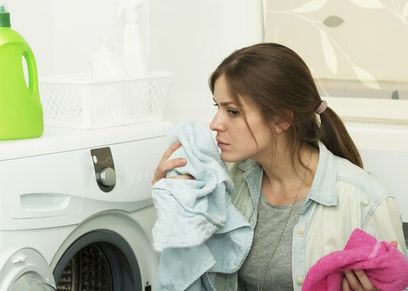 التخلص من رائحة الرطوبة في الملابس