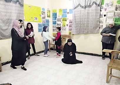 الفتيات أثناء بروفة المسرحية