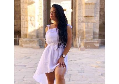 سائحة إسبانية توثق رحلتها بالأقصر