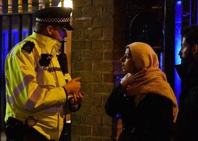 أفراد من الشرطة في موقع الحادث