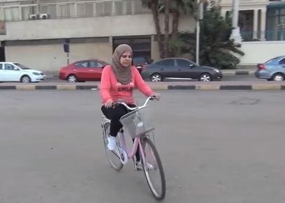 إيمان - مدربة قيادة الدراجات