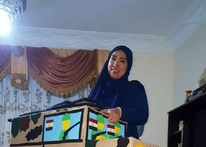 «شيرين» مع مجسم لنصر أكتوبر