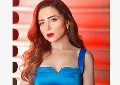 مي عز الدين بفستان أزرق في أحدث جلسة تصوير بمناسبة عيد الفطر المبارك