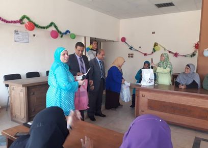 رئيس حى السيدة زينب يكرم الأمهات المثاليات