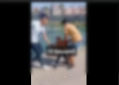 شباب يلقون بطفل في الترعة