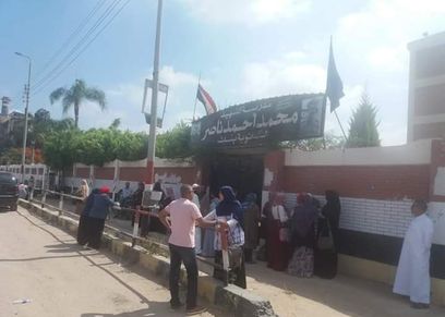 أمهات طلاب الثانوية العامة في انتظارهم خارج اللجان