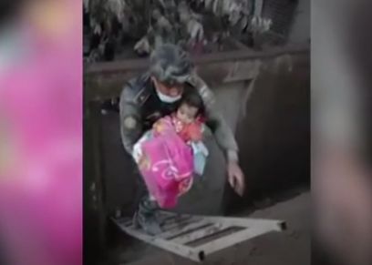 انقاذ رضيعة ظلت عالقة تحت رماد بركان عدة أيام