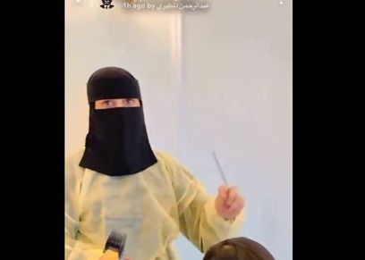 وفاء صقر أول حلاقة سعودية