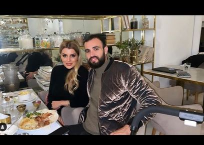 حمدي النقاز وزوجته