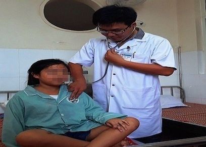 بسبب قلقها من امتحانات المدرسة..فتاة تصيب بمرض جلدى نادر جعلها تتعرق دما