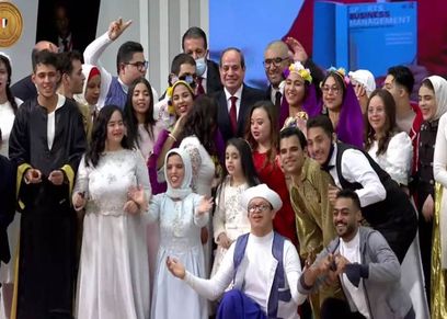 الرئيس السيسي مع أطفال قادرون باختلاف