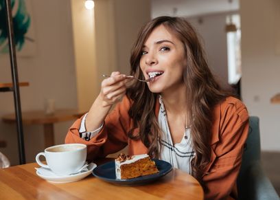 لماذا تشعر فجأة برغبة في تناول الحلويات؟