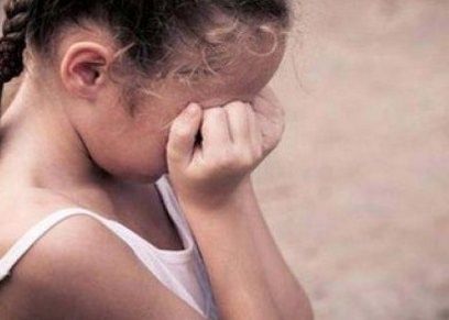 طفل 11 عام يغتصب طفلة صغيرة في أحد الحقول