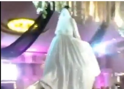 عروس تصعد على حامل الكاميرا