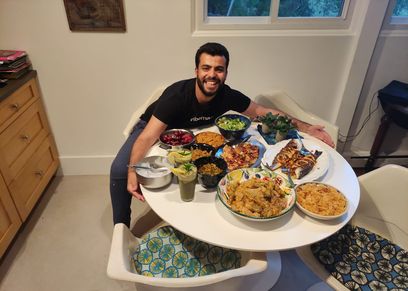 محمد يسري مع أطباق الأكلات المصرية