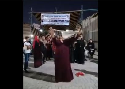 سيدة ترقص أمام لجنة انتخابية