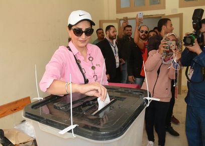 بالصور| وفاء عامر تدلي بصوتها في الانتخابات الرئاسية