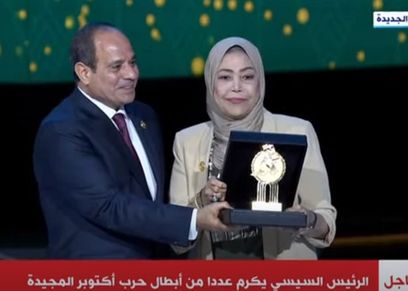 عزة مع الرئيس على المنصة
