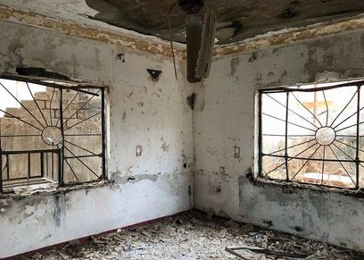 من المنزل المهدم