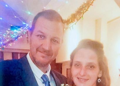 بالصور| رغم خيانته ومحاولة قتله.. زوج بريطاني يزور زوجته فى السجن ويحتفلا بعيد زواجهما