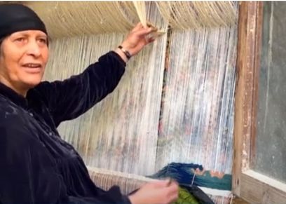 لطفية محمد فنانة تعمل بالمشغل