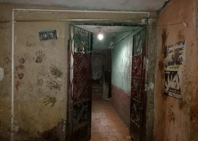 المنزل الذي تسكن فيه المنتحرة