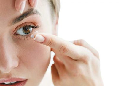 هل يجوز ارتداء العدسات اللاصقة عند الطهارة؟.. 
