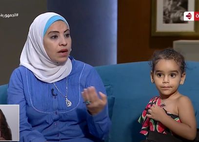أم نور تنفصل عن زوجها لتبني طفلة