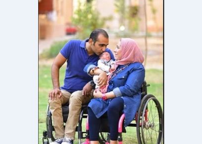 زوجان على كرسي متحرك يوثقان لحظة ولادة طفلهما