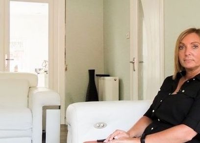 اصابة سيدة بجلطة في الدماغ بعد غسيل شعرها في صالون تجميل